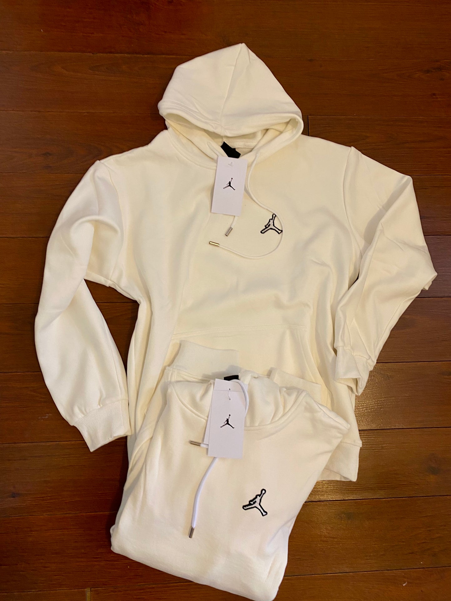 Polerón Jordan Blanco – Flow Limpio y Estilo Legendario 🤍🏀